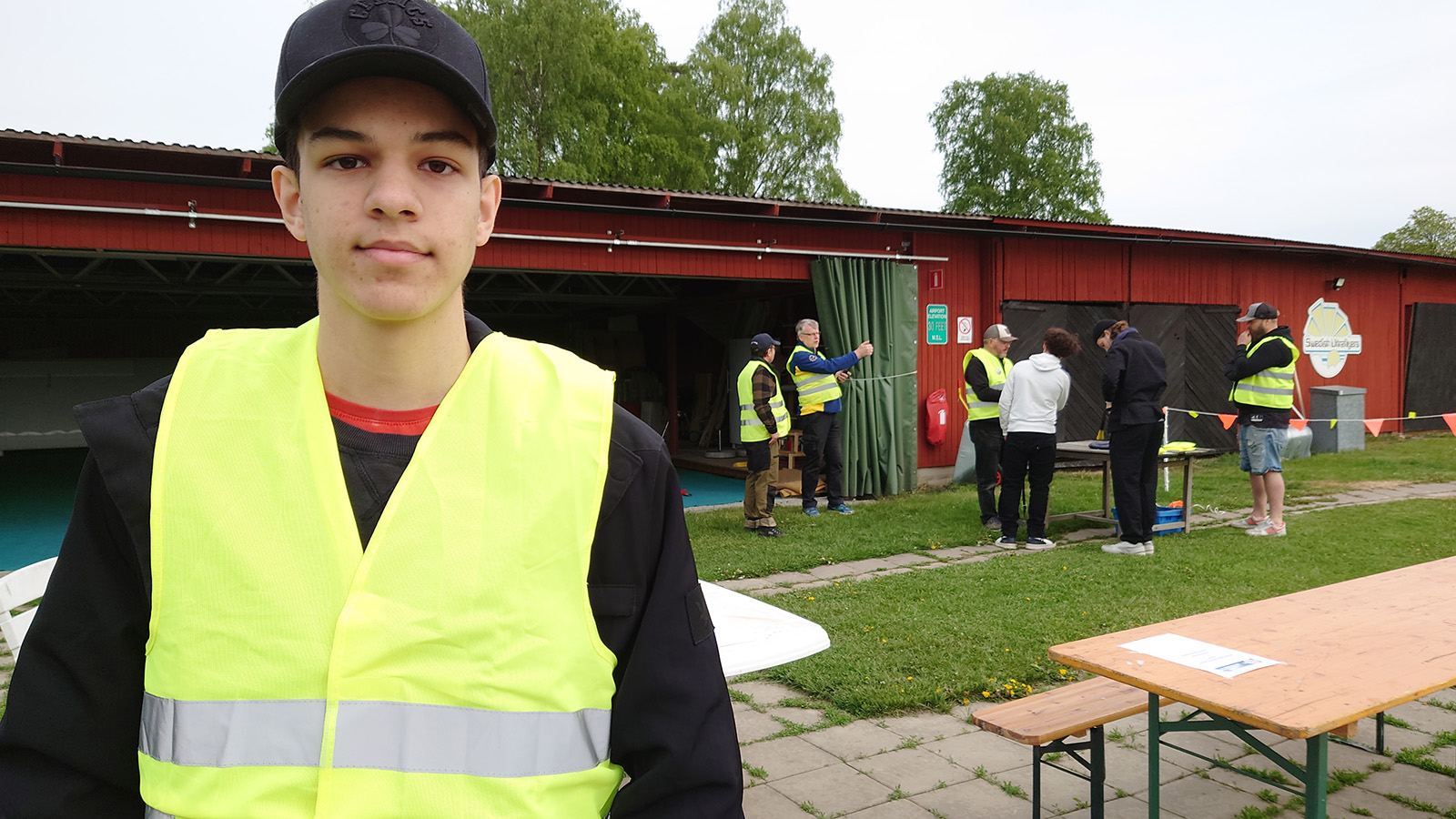 Adam Lind är trots sina 16 år redan veteran på Frölunda, där han flugit med sin far sedan barnsben. Han ser fram emot nya jämnåriga flygkompisar.