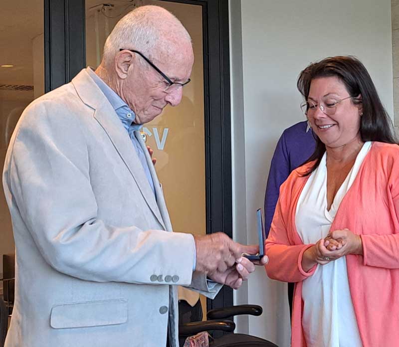 Svenska Flygsportförbundets ordförande Tina Acketoft överlämnar den kungliga medaljen till Arne.